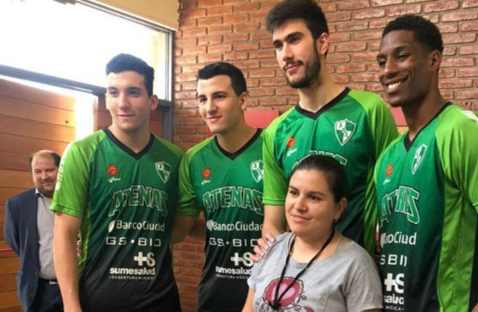 Un grupo de jugadores de Atenas visitó la casa Ronald McDonald