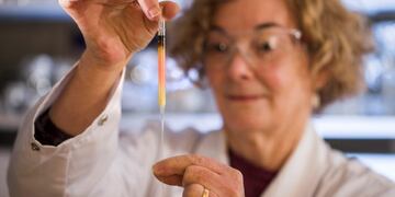 EPA3366\u002E CANBERRA (AUSTRALIA), 19/06/2018\u002E- Fotografía cedida por la Universidad Nacional de Australia (ANU) hoy 10 de julio de 2018, que muestra a la directora del laboratorio de bioquímica del Colegio de Investigación y Ciencias Sociales de la ANU, Janet Hope, que sostiene un vial con porfirina (el líquido de color rosado), que creen podría ser uno de los pigmentos más antiguos del mundo, en Canberra, Australia\u002E Los científicos han descubierto los colores más antiguos del registro geológico, pigmentos rosados de 1,1 mil millones de años de antigüedad extraídos de rocas en las profundidades de la Cuenca de Taoudeni en Mauritania, África Occidental\u002E EFE/ Universidad Nacional De Australia PROHIBIDO SU USO EN AUSTRALIA Y NUEVA ZELANZA \u002E SOLO USO EDITORIAL\u002E PROHIBIDA SU VENTA australia Janet Hope Mujeres relegadas preocupa entre los investigadores la brecha de genero en la ciencia directora del laboratorio de bioquimica del Colegio de Investigacion y Ciencias Sociales de la ANU