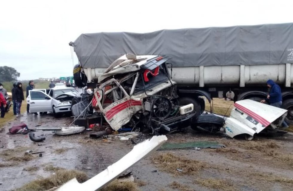 Operativo de rescate por un choque frontal de camiones en la autopista Rosario-Santa Fe