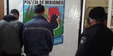 Los jóvenes fueron detenidos y las motos secuestradas\u002E