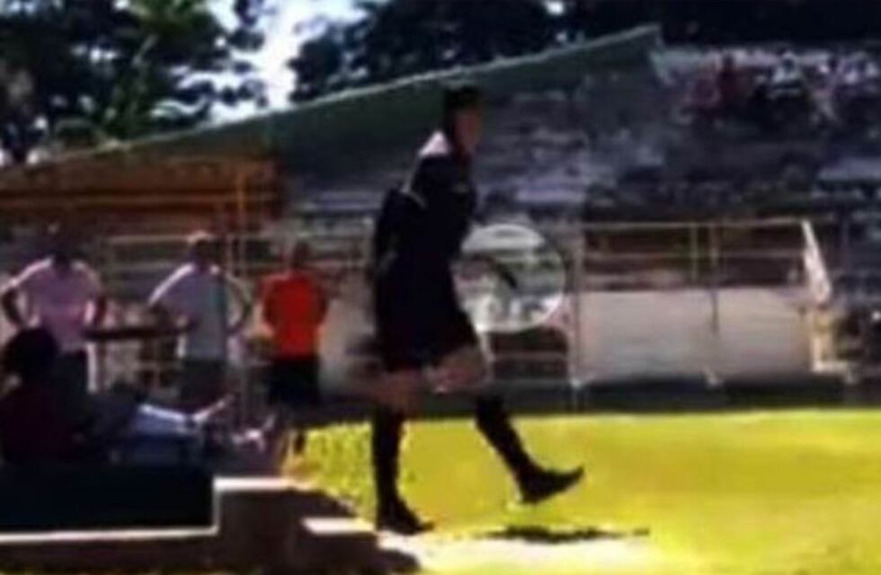 ¡Se le soltó la cadena! Un árbitro corrió con un arma a un jugador en medio del partido