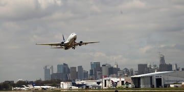 Un avión de Aerolíneas chocó con un drone en Aeroparque\nFoto: EFE/David Fernández