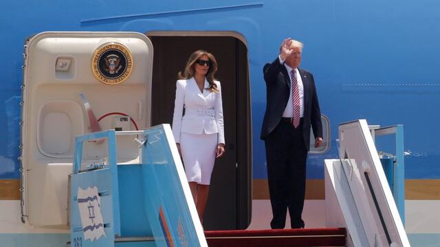 U.S. President Donald Trump (R), and his first lady Melania Trump, waves upon arrival at Ben Gurion International Airport in Lod near Tel Aviv, Israel May 22, 2017. REUTERS/Jonathan Ernst