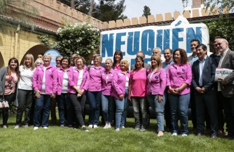 Mujeres que sobrevivieron al cáncer de mama remarán en el Río Limay