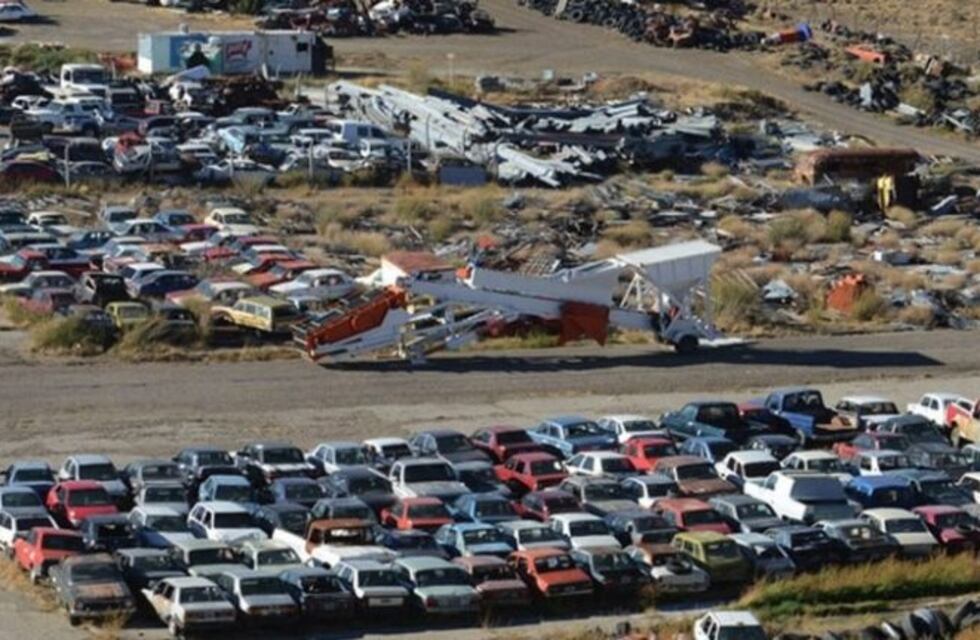Comienza la compactación de autos y motos del corralón