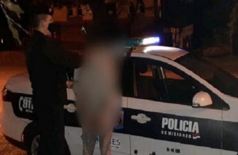 Realizaba malabares con machetes en un semáforo y terminó detenido