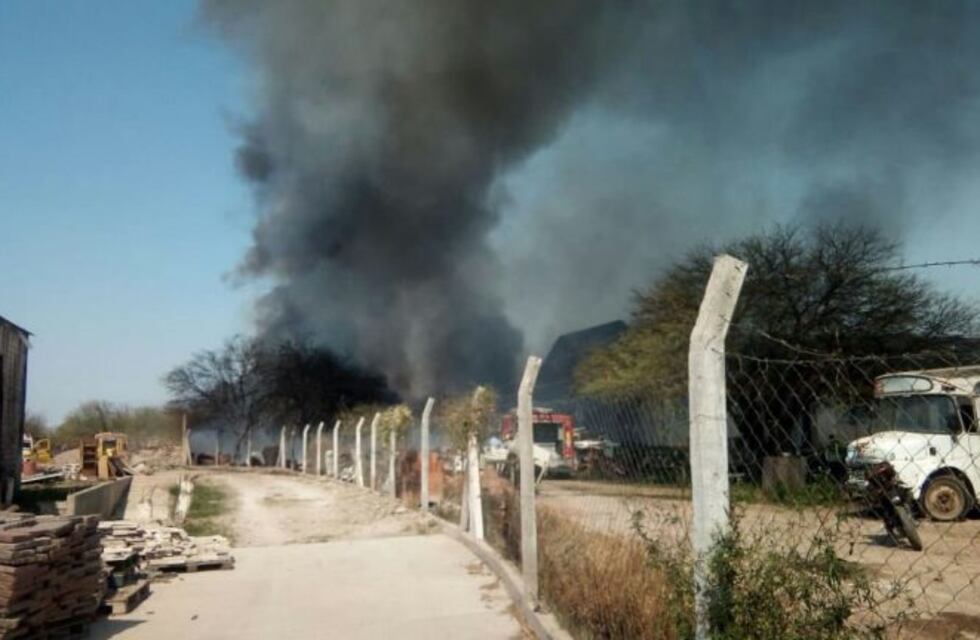 Se incendió un depósito de una recicladora en Ruta 5