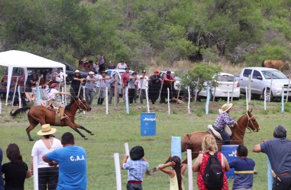 Jineteada y destrezas gauchas: así se celebró el Día de la Tradición en Carlos Paz