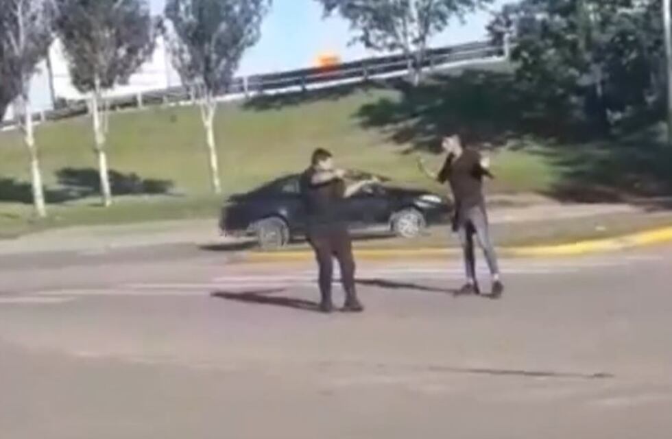 Separaron de la fuerza a un policía que amenazó a un joven con su arma