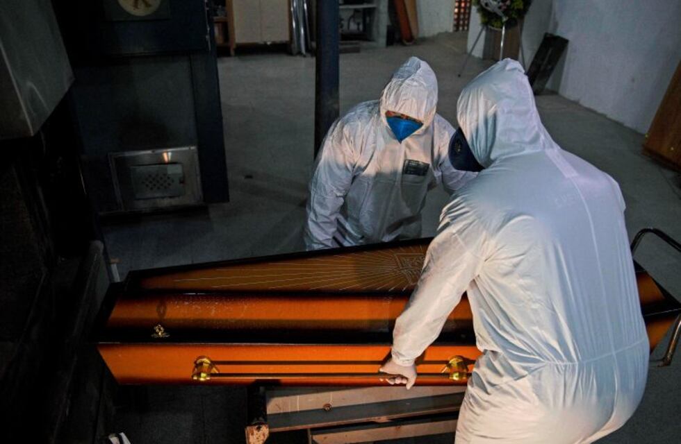 Obligaron al chofer de un coche fúnebre a entregarles el cuerpo de un fallecido por COVID y realizaron un velorio