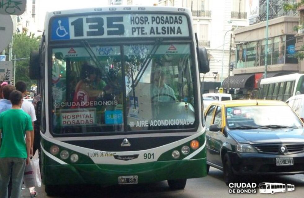"Le toqué el espejo sin querer y bajó con una locura increíble", asegura el colectivero agredido en Caballito