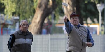 Los jubilados bonaerenses cobrarán sus haberes a partir del viernes\u002E (Foto de archivo, REUTERS)