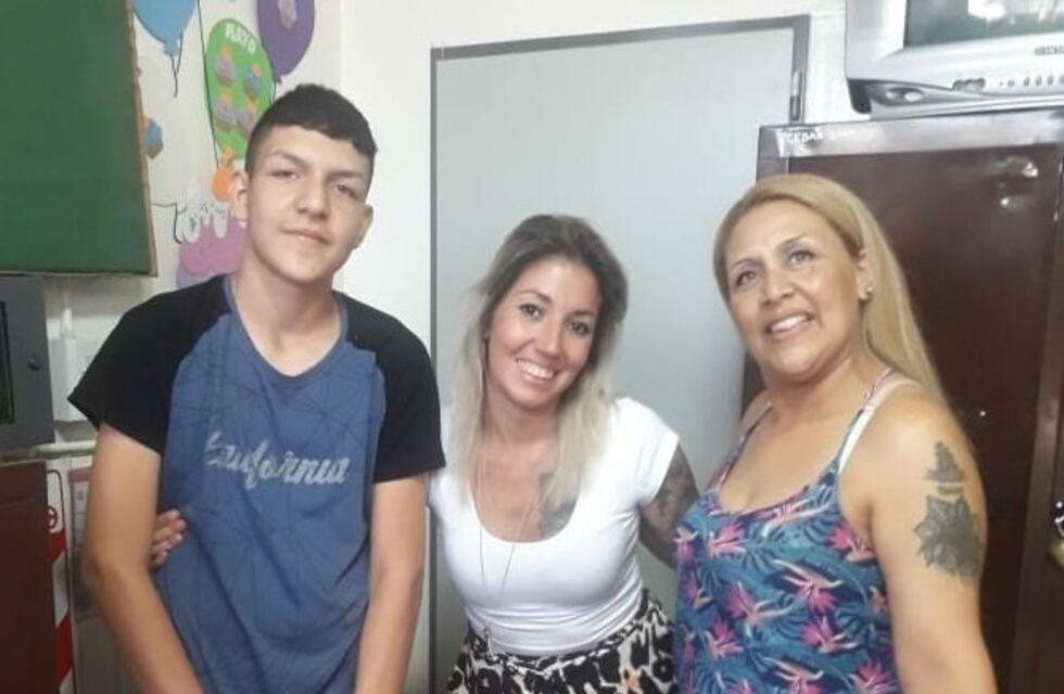 Un alumno calza 49 y su maestra hizo una red solidaria pidiendo un par de zapatillas