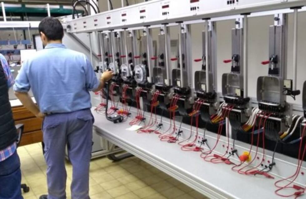 Detienen a dos hombres que adulteraban medidores de luz y gas