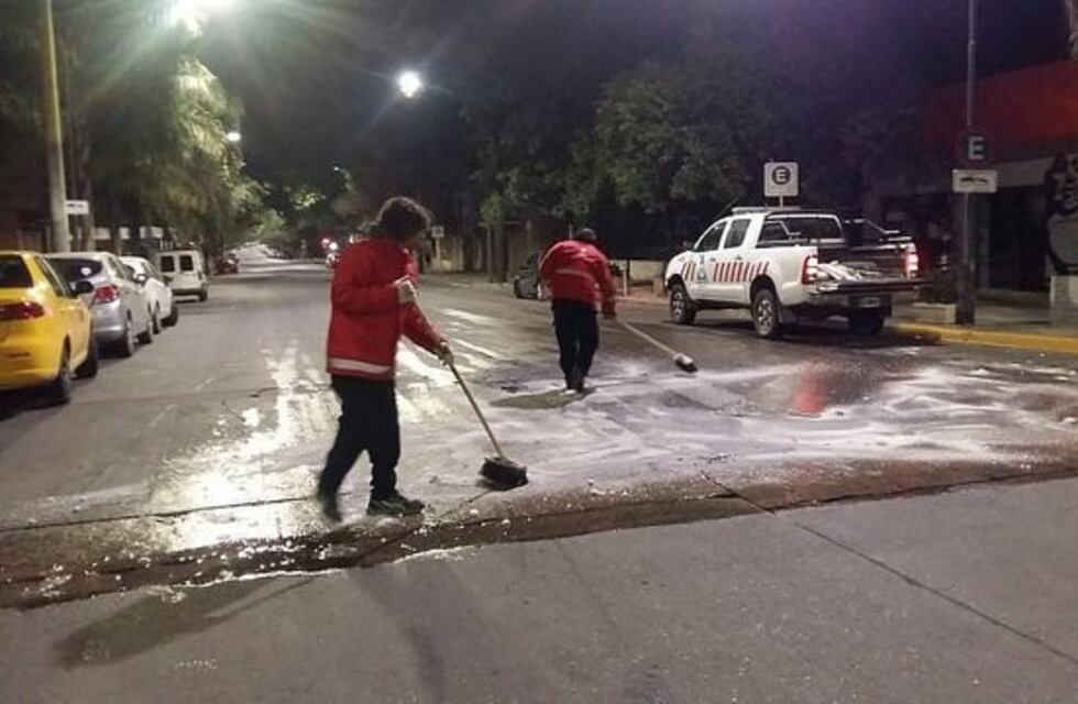 Operativo "antiescarcha" con sal en las calles por parte de la Muni ante las bajas temperaturas