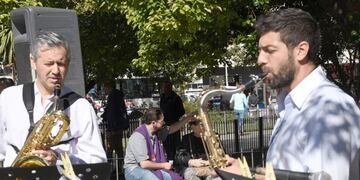 Curas de cinco parroquias de Río Cuarto confiesan a los fieles en plena Plaza Roca\u002E (Foto gentileza Puntal\u002Ecom)