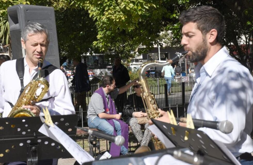 Iniciativa inédita: cinco curas confiesan a los fieles "al paso" en una plaza pública