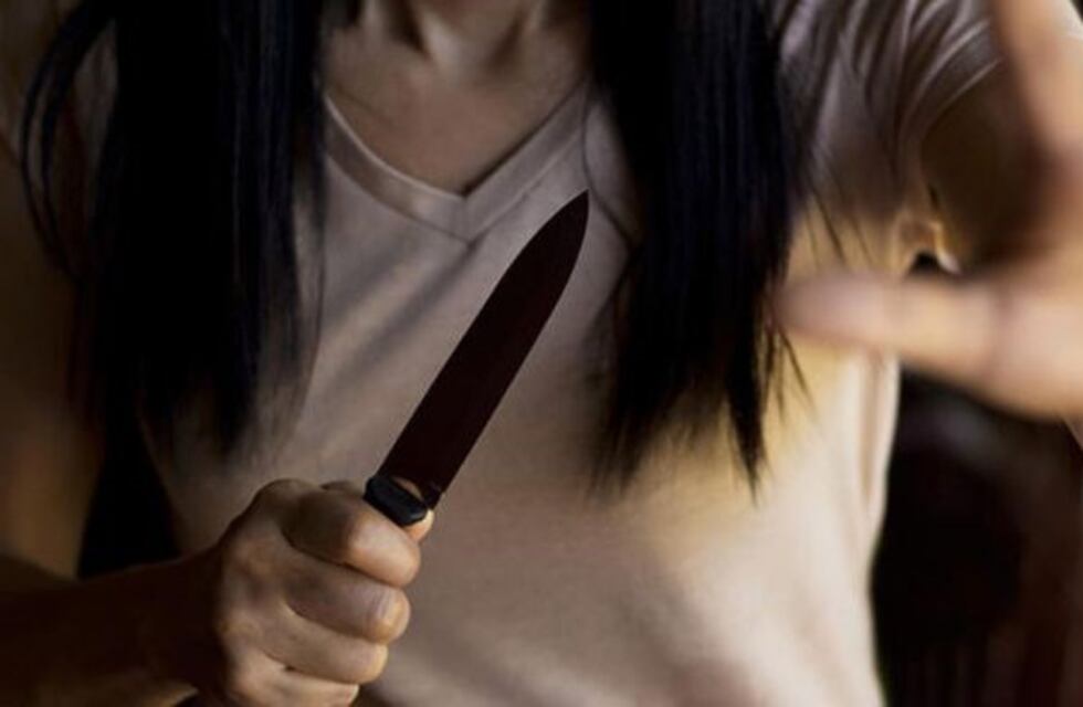 Tras una pelea de pareja él la golpeó, ella lo apuñaló y los dos están imputados