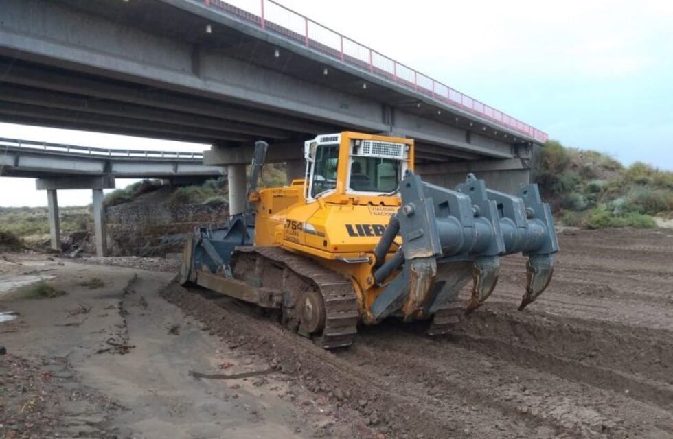 Trabajan para rehabilitar el puente de ruta 40