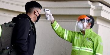 Los controles de temperatura y olfativos en la estación de trenes son parte de las acciones preventivas ante el Covid-19 (Municipalidad de La Plata)