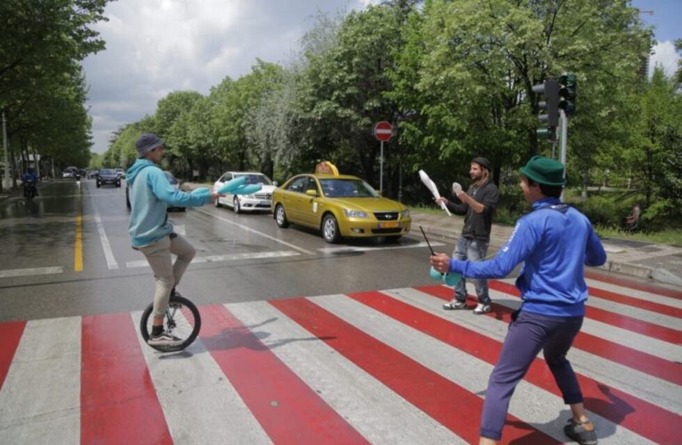 Un fueguino varado en Albania alegra las calles con espectáculos circenses