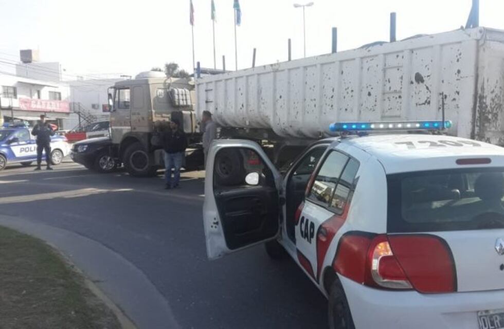 Alta Gracia: una camioneta impactó contra un camión de gran porte