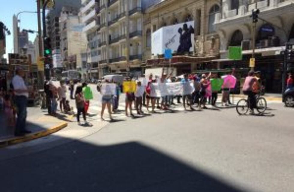 Cortaron tres carriles de avenida Corrientes para reclamar contra el desalojo de un inmueble