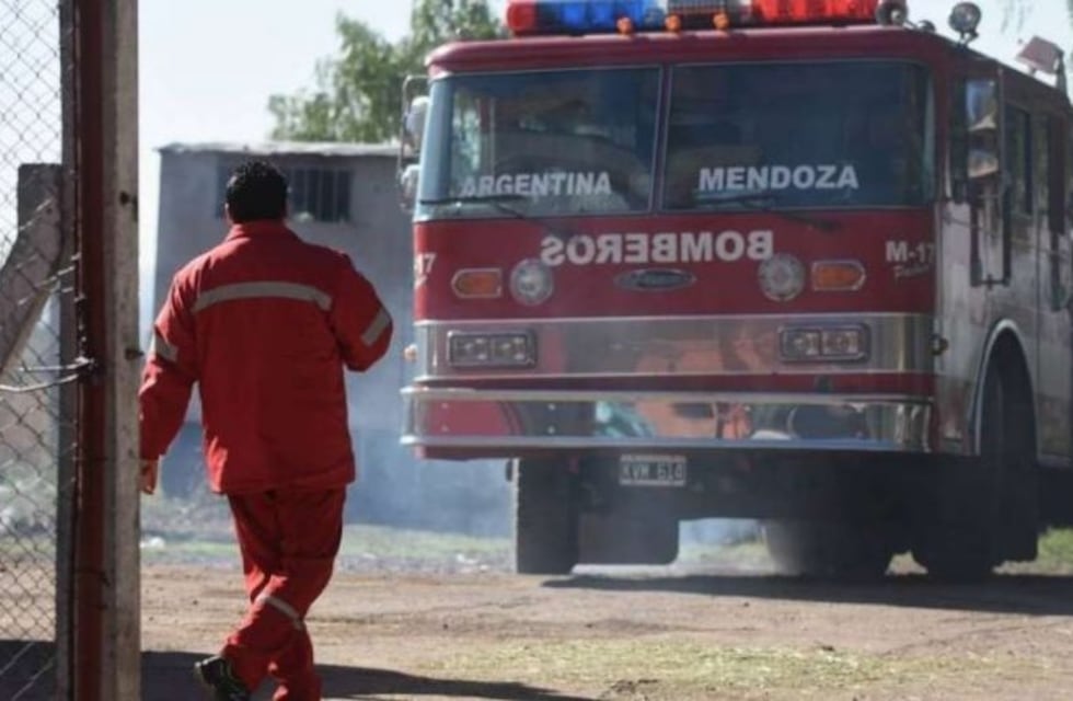 Dos bomberos de Las Heras fueron internados por diversas heridas