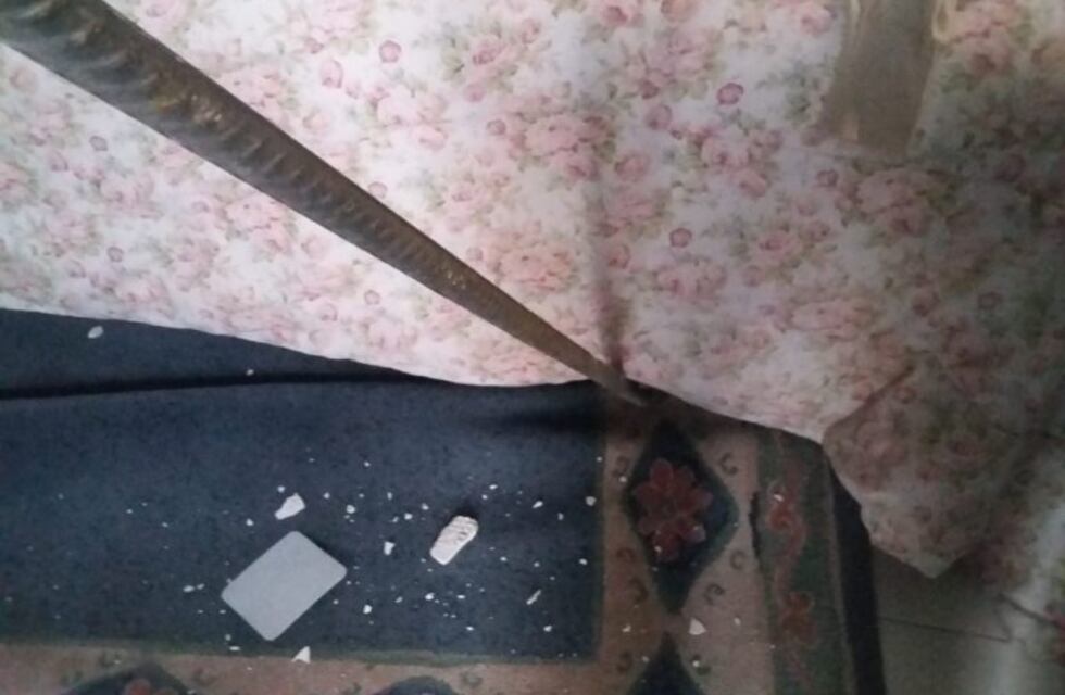 Una varilla de hierro le atravesó el techo de la pieza y casi provoca una tragedia