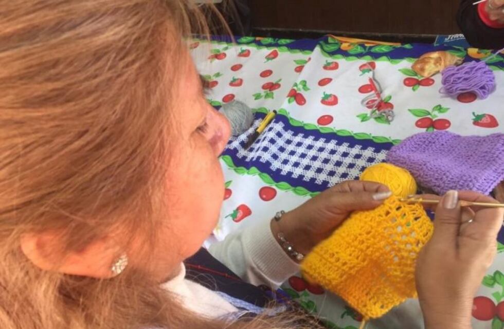 Un grupo de salteñas teje mantas para regalar a bebés recién nacidos