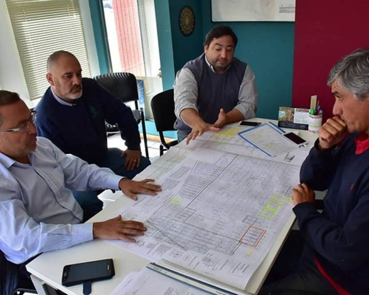 Los técnicos a cargo del proyecto ultiman detalles de la obra\u002E