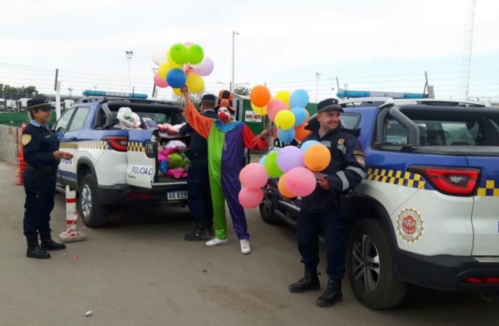 La Policía Caminera sorprendió a los niños con regalos, globos y juguetes