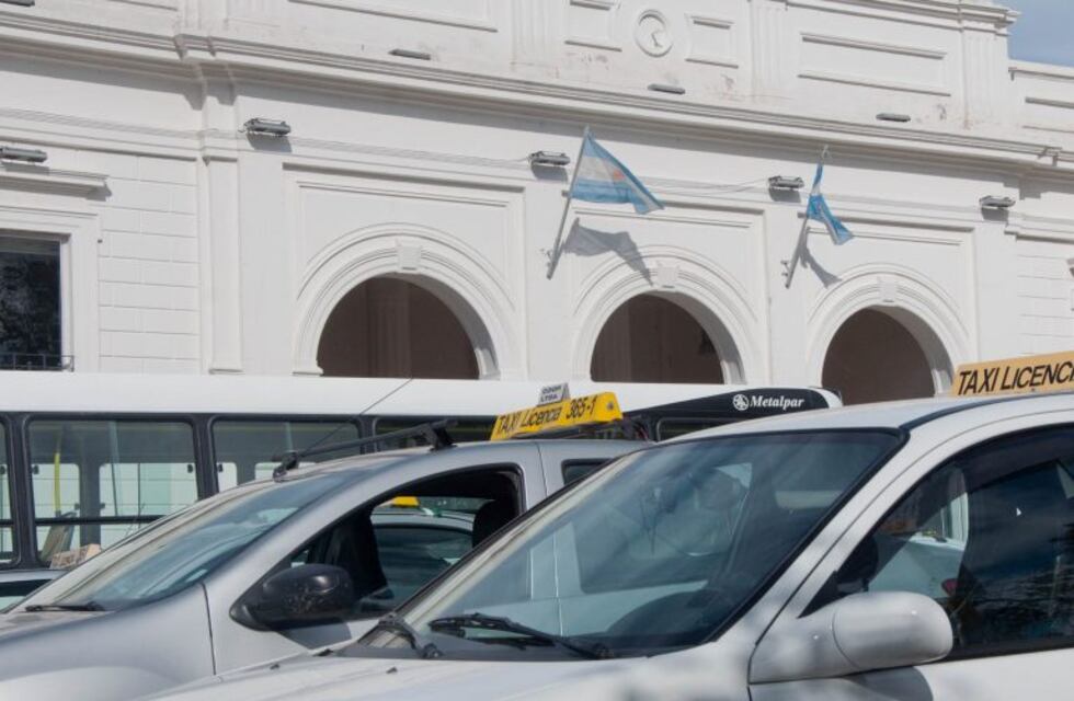 Este martes paro y movilización de taxis y remises