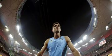 PEKÍN (CHINA), 22/08/2015\u002E- El argentino Germán Chiaraviglio habla con su entrenador tras uno de sus saltos con pértiga de la ronda clasificatoria, hoy en la primera jornada de los Campeonatos Mundiales de Atletismo que se celebran hasta el 30 de agosto en Pekín\u002E EFE/Lavandeira jr\u002E china German Chiaraviglio campeonato torneo mundial de atletismo atletismo salto con garrocha atleta argentino