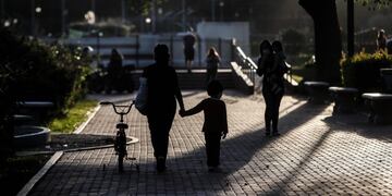 AME445\u002E BUENOS AIRES (ARGENTINA), 16/05/2020\u002E- Una familia sale al parque este sábado, durante el primer día en el cual se permiten salidas recreativas para menores, en Buenos Aires (Argentina)\u002E EFE/ Juan Ignacio Roncoroni