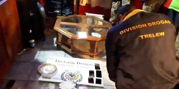 Durante un operativo detuvieron a cinco acusados de comercializar marihuana y cocaína en Trelew\u002E