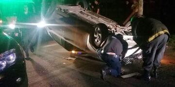 Hacían maniobras peligrosas y terminaron volcando tras ser perseguidos por la policía\u002E Diario época
