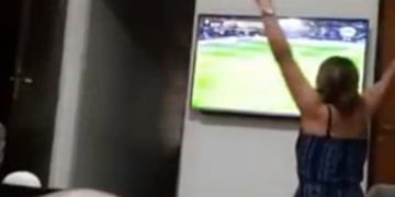 El alocado festejo de una hincha de River tras la obtención de la Copa Libertadores\u002E