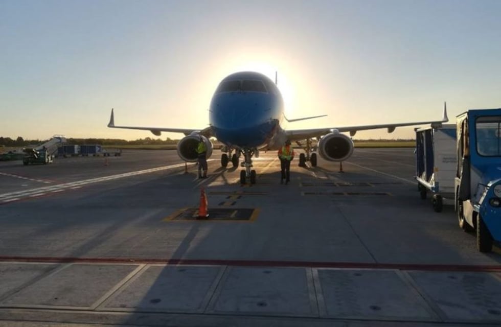 Dietrich criticó el manejo del Aeropuerto local y el socialismo hace cola para responderle