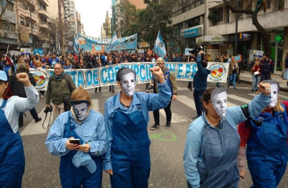 Corte y marcha de Luz y Fuerza al mediodía, en Castro Barros y Monseñor P. Cabrera