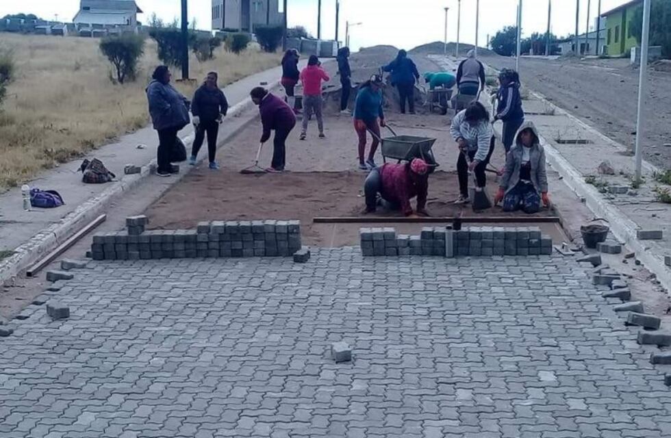 Un grupo de mujeres pavimenta calles en Camarones