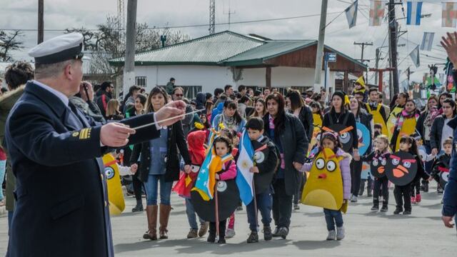 Desfile por el 47° aniversario de Tolhuin