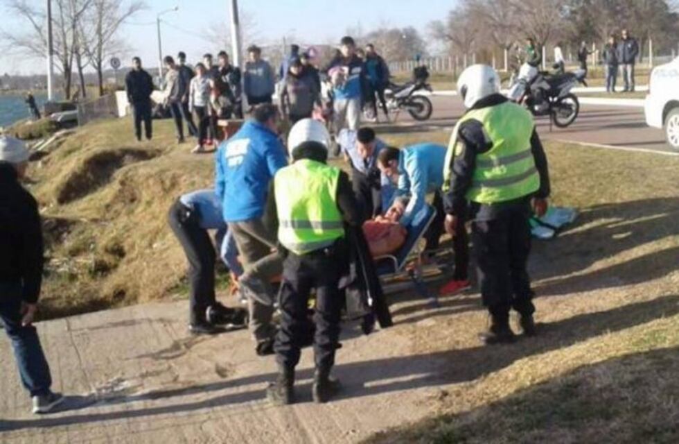 Un dirigente sindical cayó al agua cuando navegaba en un velero en la laguna