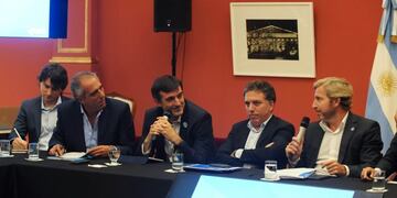 DYN34, BUENOS AIRES 14/02/2017, EL MINISTRO DEL INTERIOR, OBRAS Pu00daBLICAS Y VIVIENDA, ROGELIO FRIGERIO, ACOMPAu00d1ADO POR SUS PARES DE HACIENDA, NICOLu00c1S DUJOVNE, Y DE FINANZAS, LUIS CAPUTO, RECIBIERON A 23 MINISTROS Y REPRESENTANTES DE LAS CARTERAS DE ECONOMu00cd