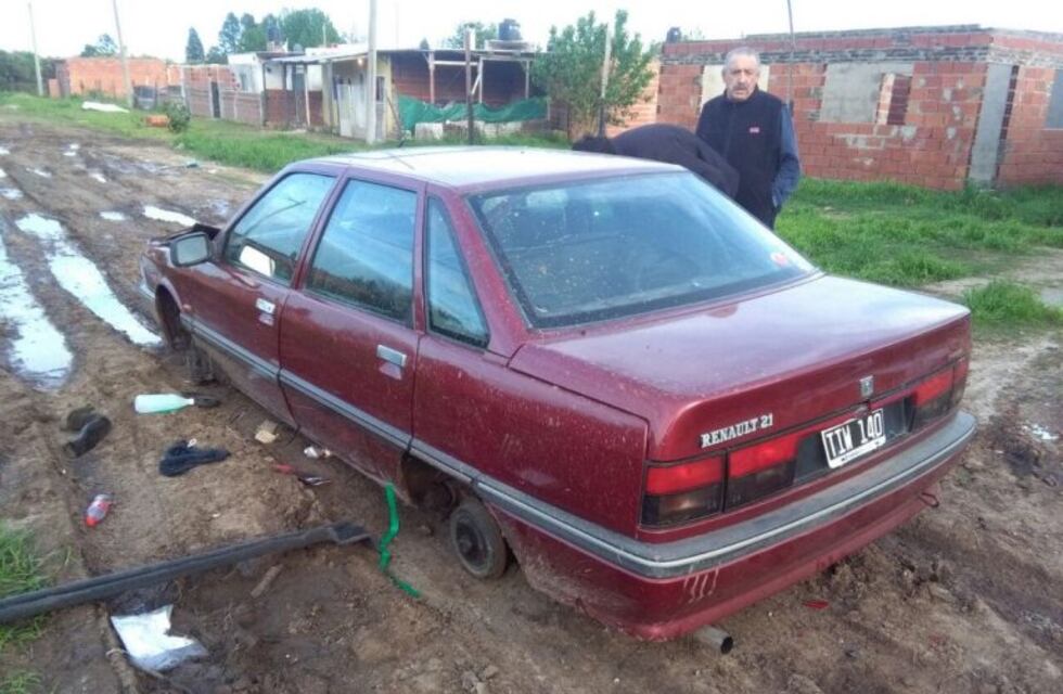 Detuvieron a un joven mientras desarmaba un auto robado horas antes en el centro