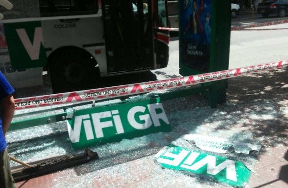 Pasajeros heridos al chocar un colectivo en la Galería Cinerama