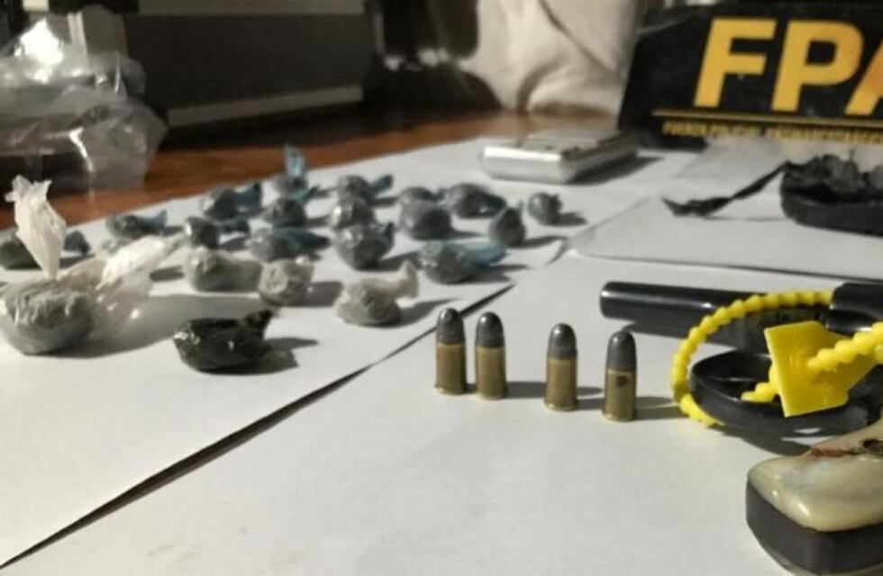 Secuestran drogas y detienen a tres personas en barrio Cofico