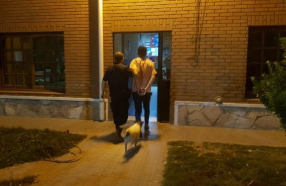 Un joven fue detenido por irrumpir en un hogar y amenazar a punta de pistola a una familia