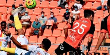 El zaguero ex Talleres, con un golazo para que su equipo lo de vuelta\u002E