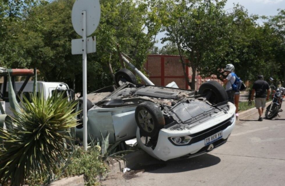 Se salvó de milagro: Acceso Norte, una mujer chocó contra un poste de luz y volcó